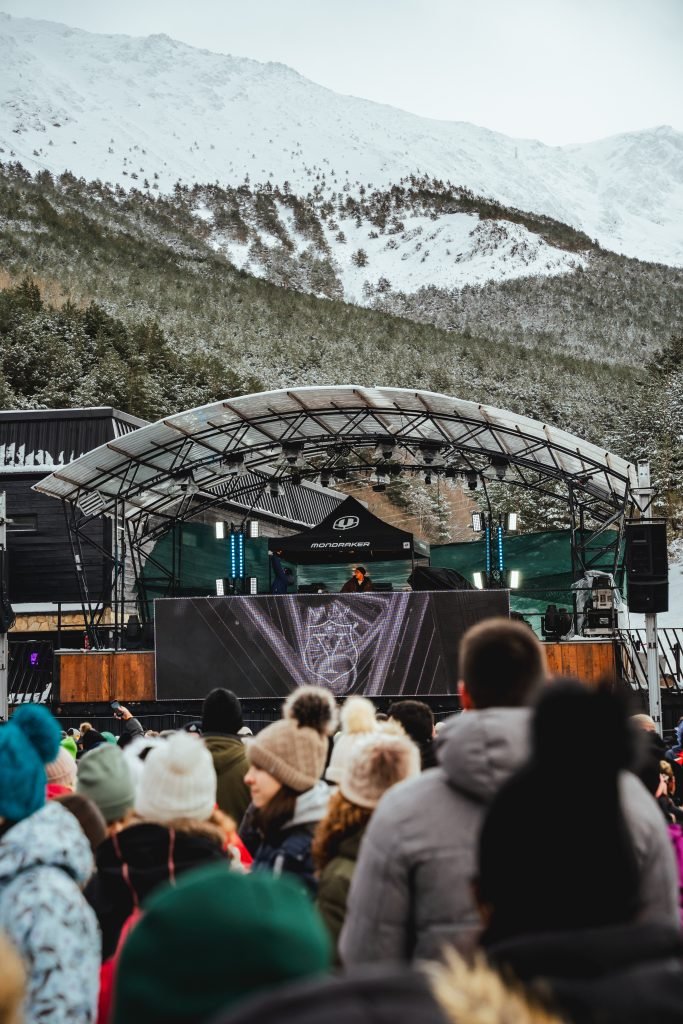 espacio para eventos con público y escenario