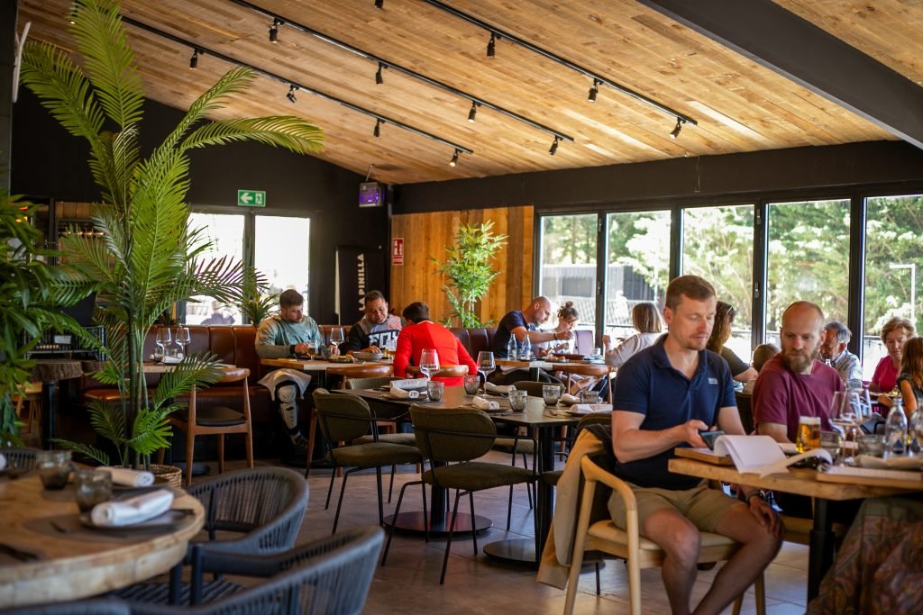 actividades en la naturaleza comer en restaurante lobo